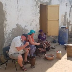 Kookworkshop in een Gambiaanse compound